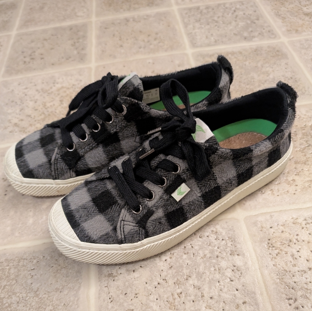 Cariuma Women's Oca Low Plaid Sneaker size 8.5